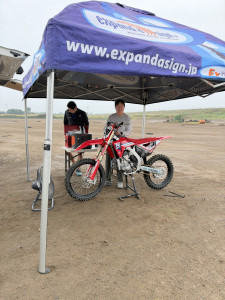 北海道からJAPAN VETへ！MOTO LIFE 源治さんのCRFにFUSION SUPER BIKEを施工！